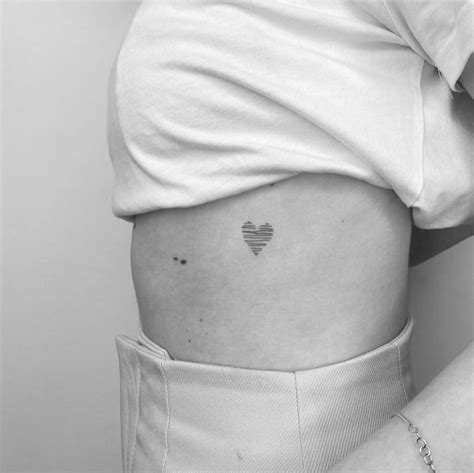 tatuajes en el pecho pequeos para mujeres|Los mejores tatuajes en el pecho para mujer 